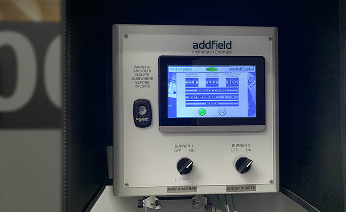 Bedieningspaneel van een crematieoven in dierencrematorium. Op het display kan oa de temperatuur gemonitord worden.