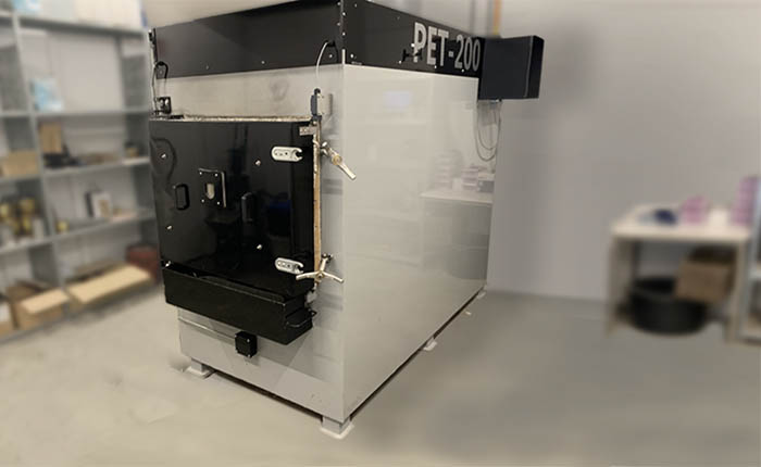 Crematieoven in een dierencrematorium. De oven staat in een aparte ruimte.