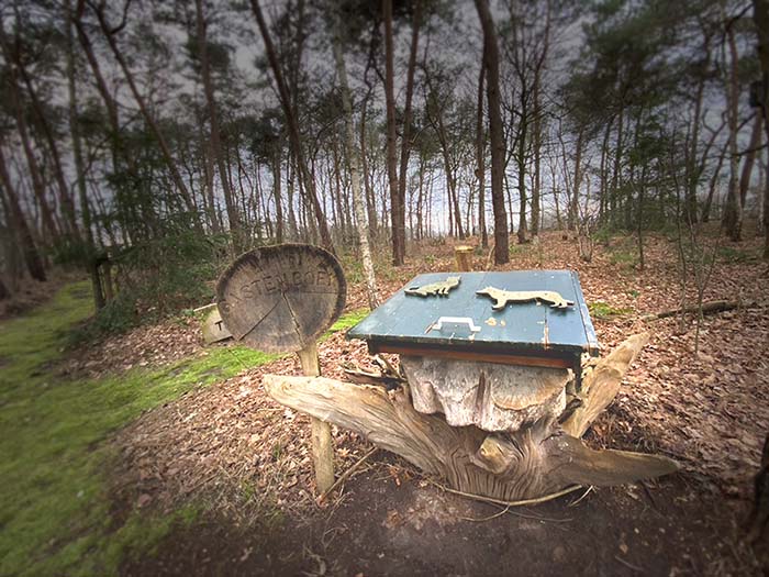 gastenboek op de dieren begraafplaats in het bos
