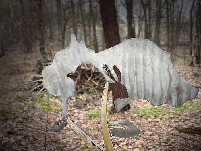 kunstwerk in het bos op de begraafplaats