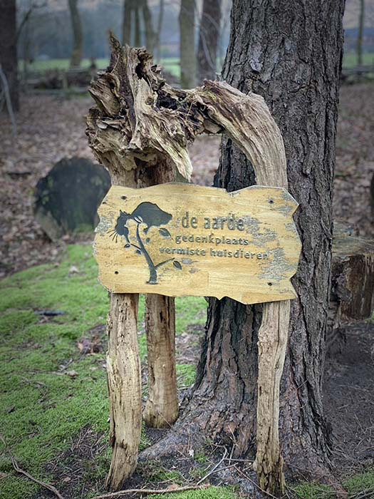 Gedenkplaats voor vermiste huisdieren. Bord bij boom in het bos op de Aarde in Limburg.