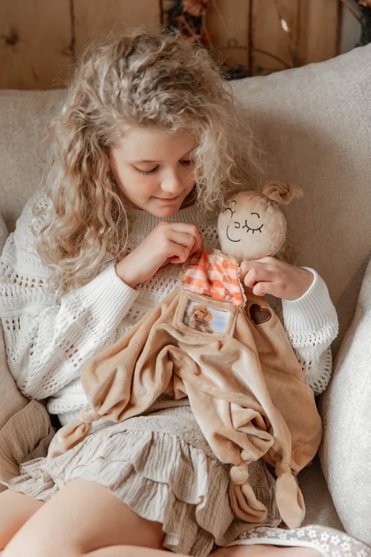 meisje met troostknuffel doekje