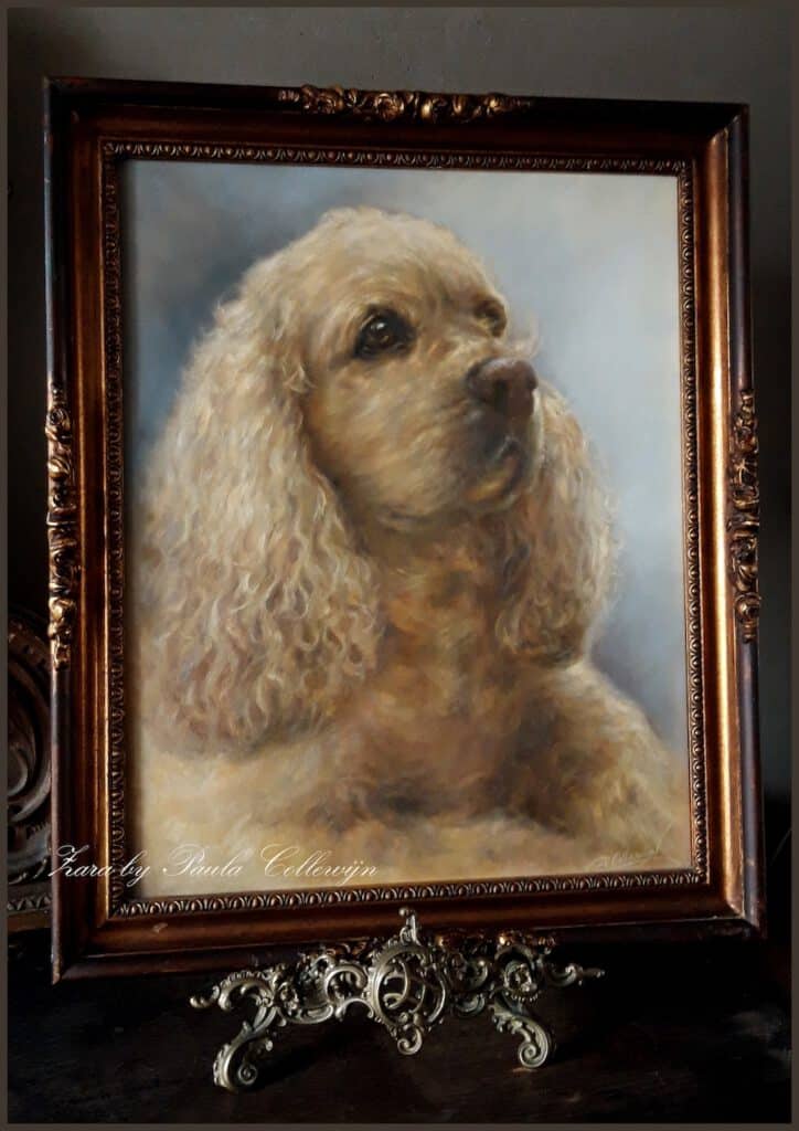 ingelijst schilderij op standaard met een witte hond geschilderd op het doek